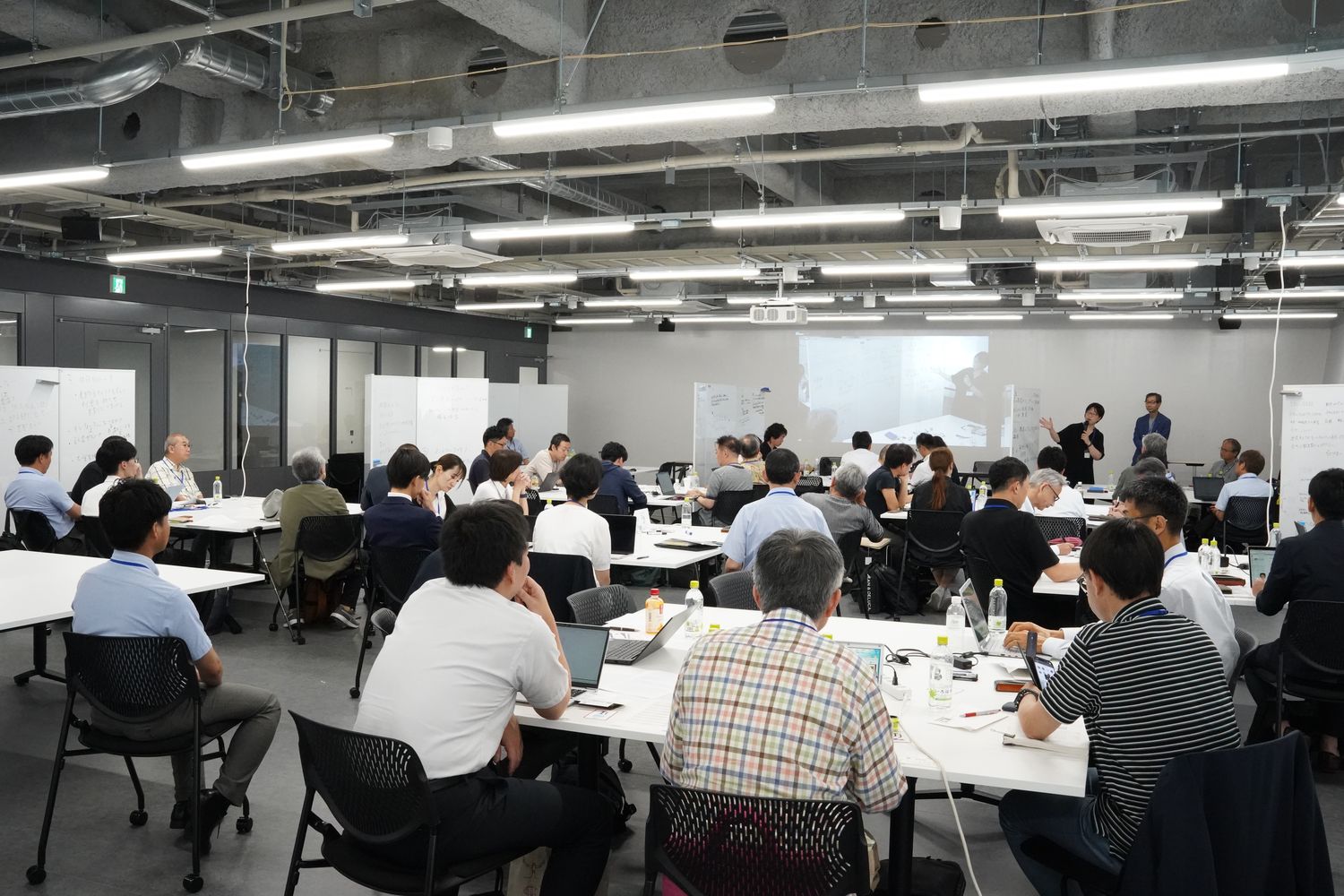 参加者によるグループワーク（芝浦工業大学 豊洲キャンパス 本部棟協創ラボ）